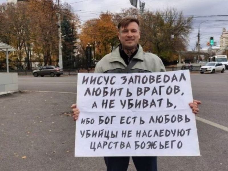 Cela de prisão russa com iluminação sombria e austera