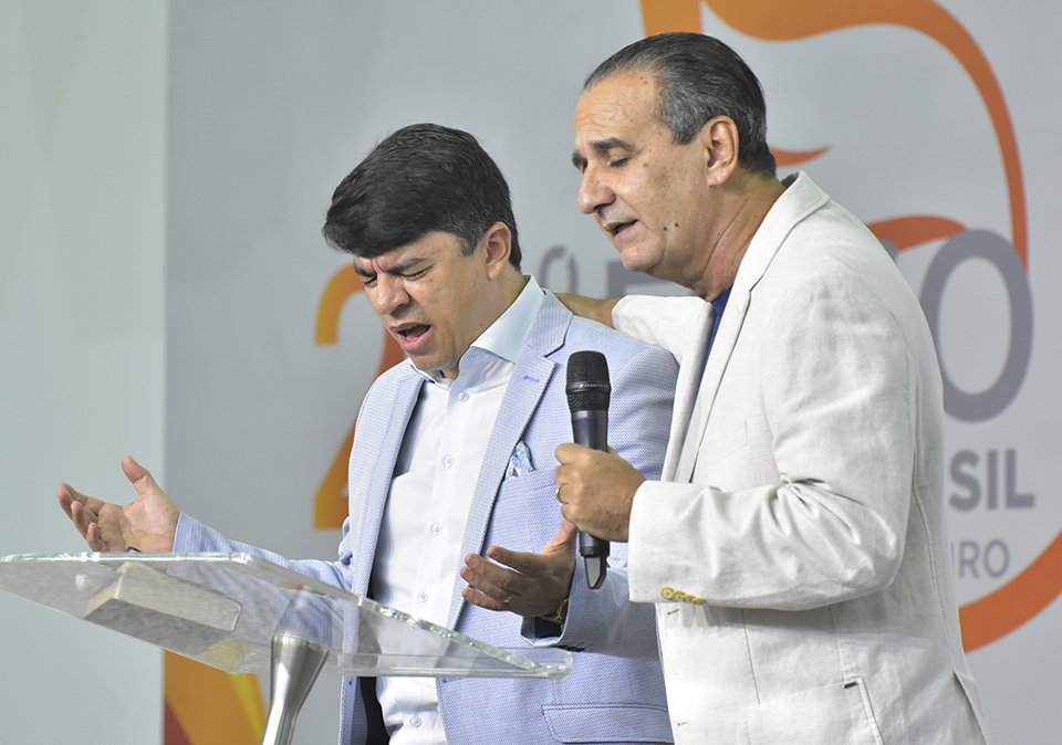 Púlpito com Bíblia e microfone em igreja evangélica