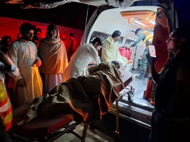 Cena de devastação após caminhão atropelar procissão de Páscoa no Paquistão, com pessoas feridas e destroços.