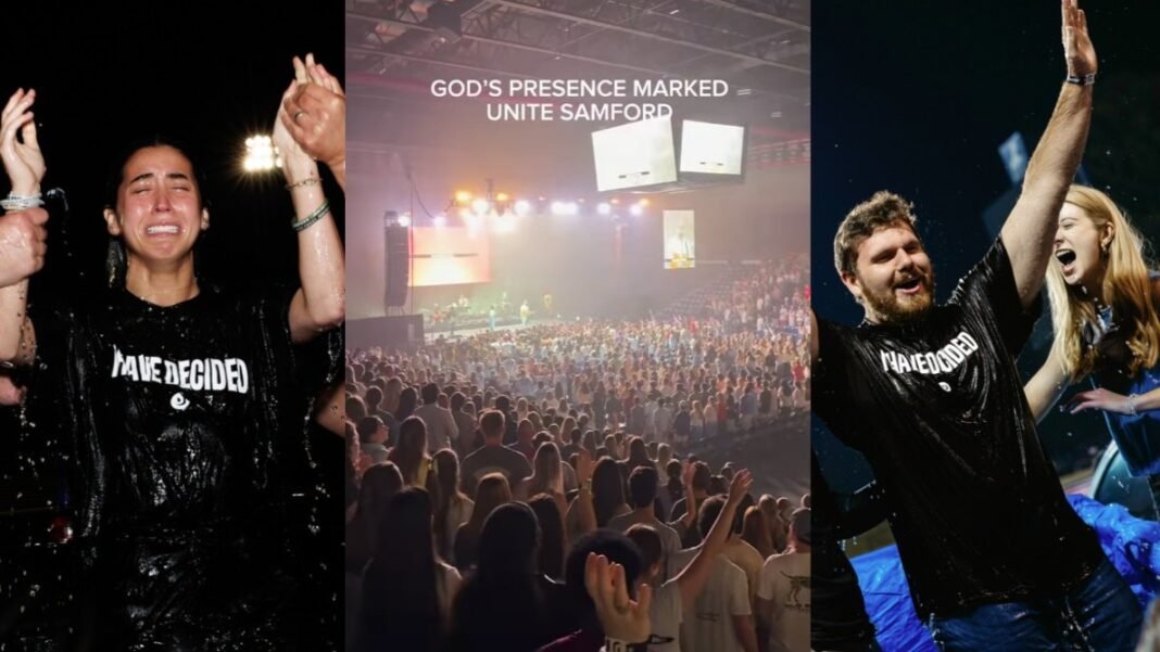Campo de futebol universitário iluminado à noite, com milhares de estudantes presentes para cerimônias de batismo.