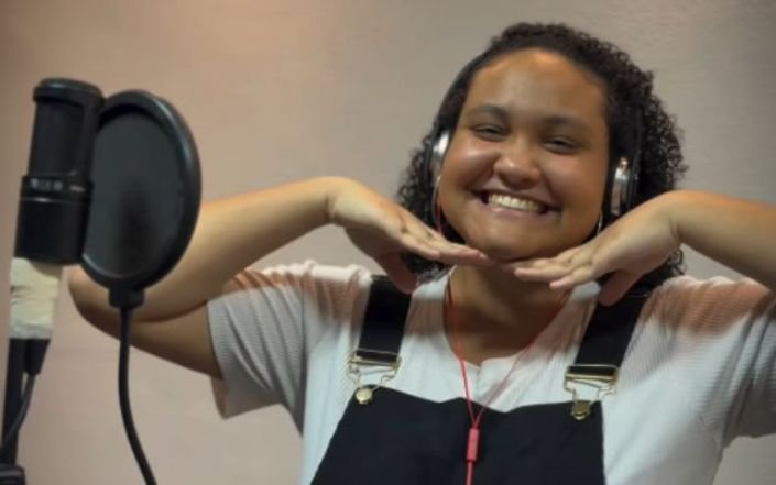 Brinquedo de parque de diversões com fita de isolamento após acidente fatal