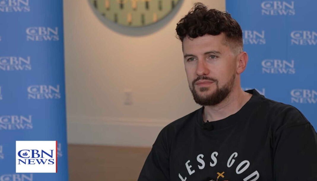 Homem cristão pensativo em ambiente de reflexão espiritual