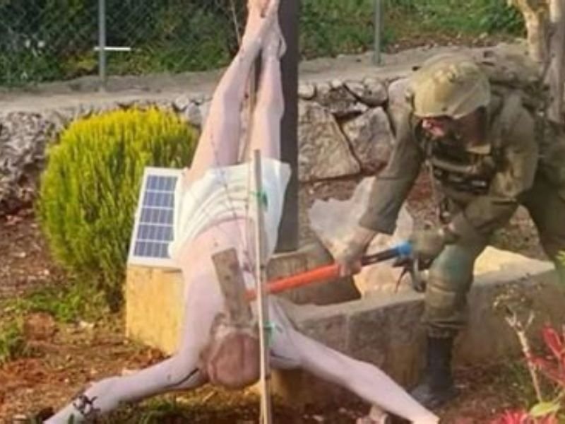 Soldado israelense quebrando estátua de Jesus com martelo em vilarejo cristão no sul do Líbano