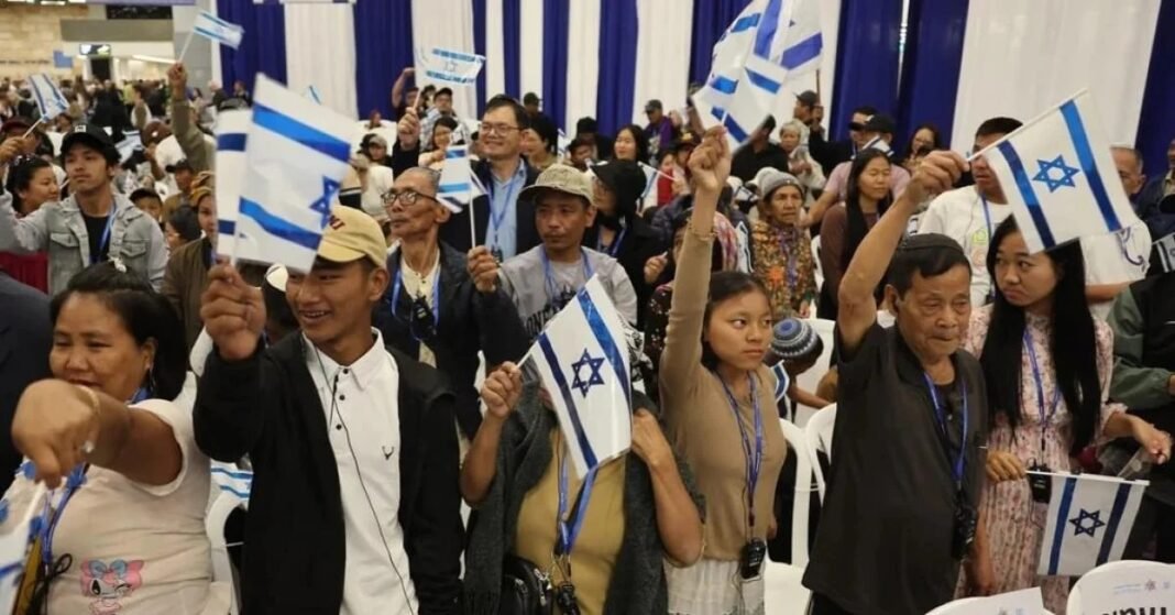 Indianos da comunidade Bnei Menashe chegam a Israel e são recebidos com emoção por parentes no aeroporto.