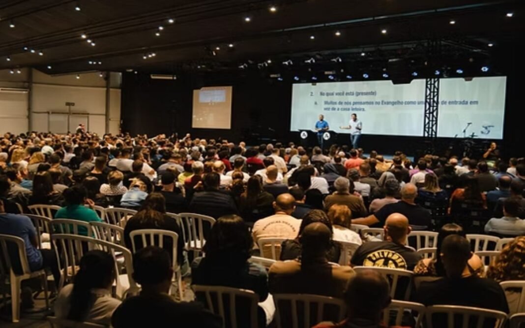 Palestrante em conferência cristã