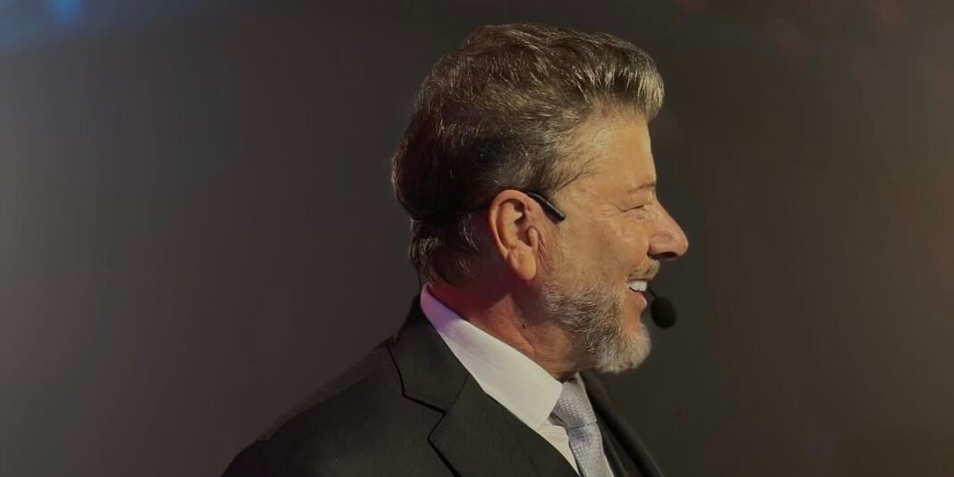 Palestrantes em um palco durante a conferência Alinhamento Profético 2026 em Santa Maria, RS, com o público presente.