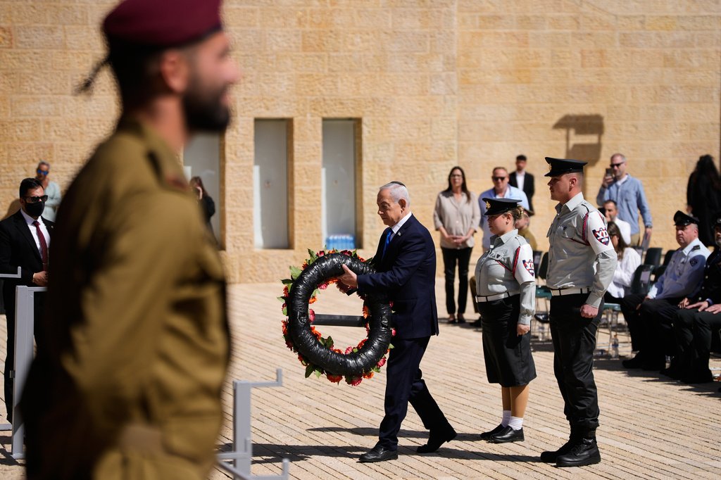 Sobreviventes do Holocausto e autoridades em cerimônia de recordação em Israel