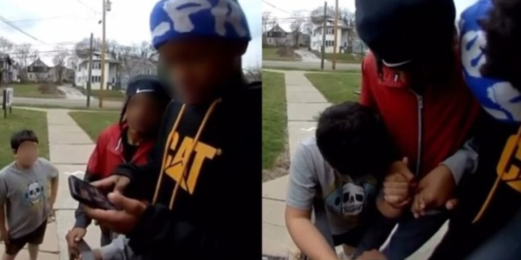 Crianças assustadas pedindo oração em frente a uma igreja nos Estados Unidos após verem símbolo sinistro.