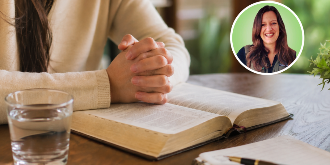 Jornalista Cris Beloni em momento de reflexão sobre jejum e oração