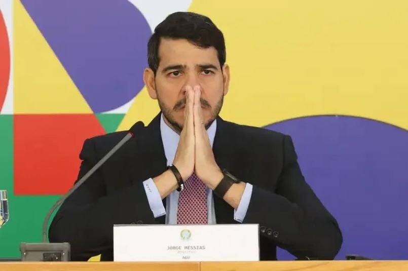 Jorge Messias em um ambiente político formal, refletindo sobre sua indicação ao STF e a controvérsia do parecer sobre aborto