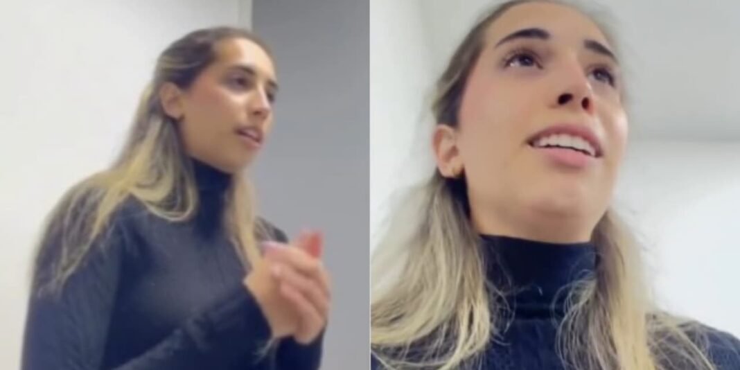 Duas mulheres jovens conversando em uma sala de estar, uma compartilhando sua fé com a outra.