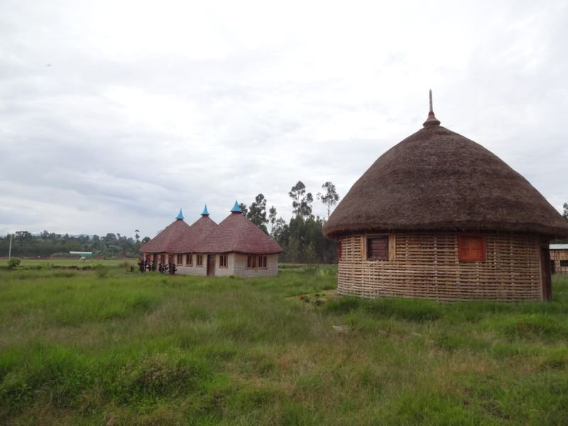 Mulher etíope demonstrando serenidade e determinação enquanto enfrenta perseguição religiosa.