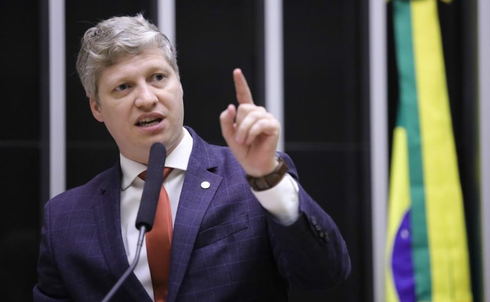 Deputado federal Marcel van Hattem em corredor do Congresso Nacional
