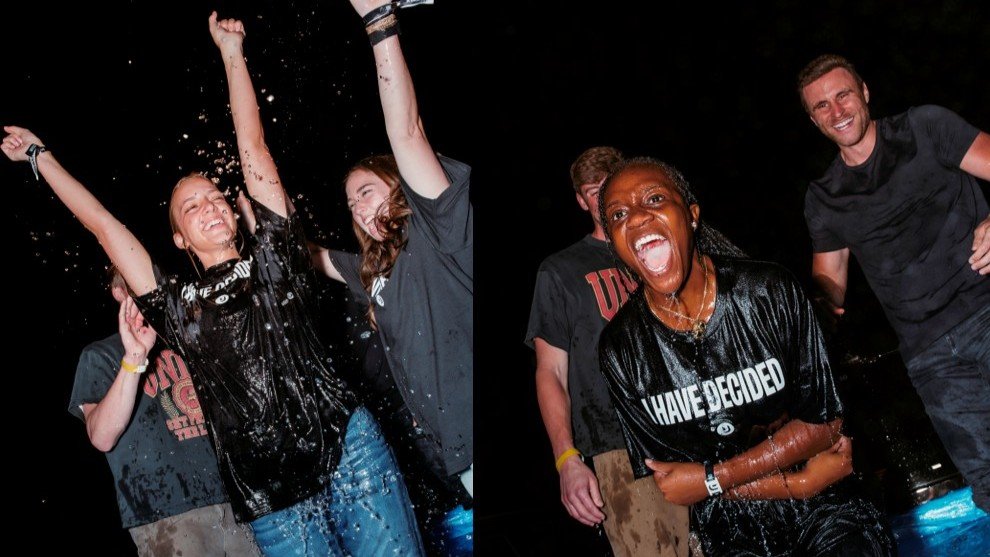 Estudantes universitários em um evento de adoração e decisão de fé em um campus.