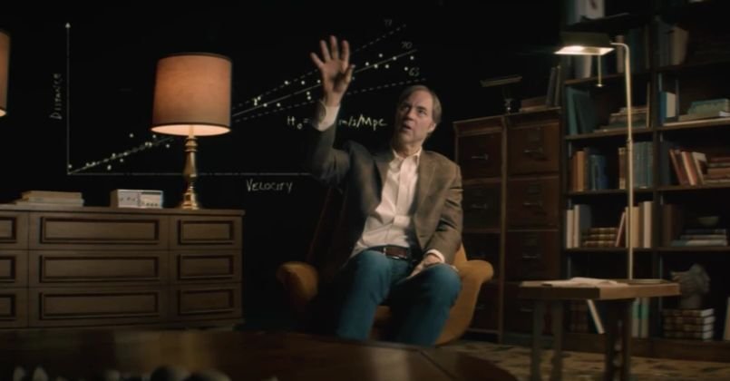 Lee Strobel em frente a projeções científicas