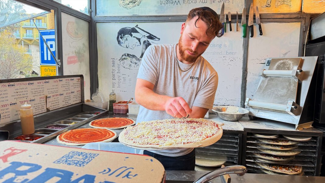 Dono de pizzaria entrega pizzas a soldados israelenses em base remota.