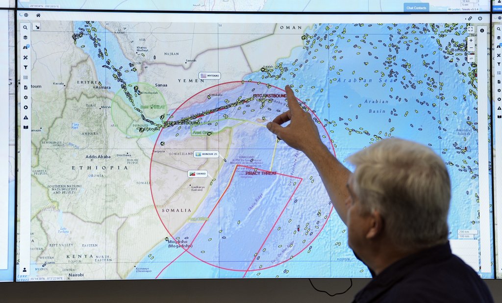 Navio petroleiro iraniano sob inspeção de navio de guerra dos EUA no Estreito de Hormuz