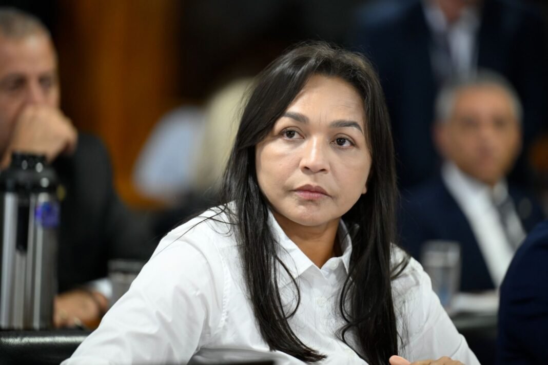 Senadora Eliziane Gama com Bíblia em gabinete