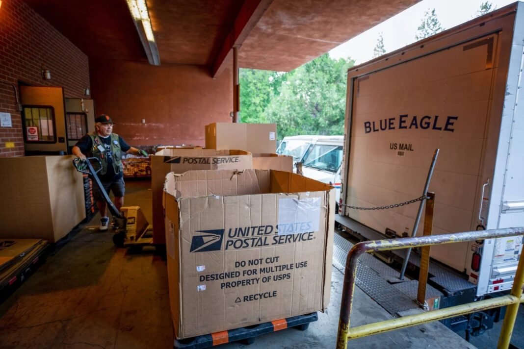 Advogados discutindo documentos legais em um tribunal.