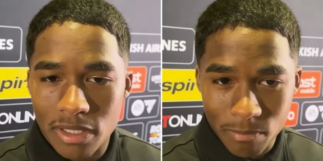 Jogador Endrick sorri e olha para o céu após partida da Seleção Brasileira, agradecendo a Deus.