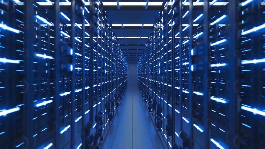 Complexo de data centers iluminado sob um céu crepuscular.