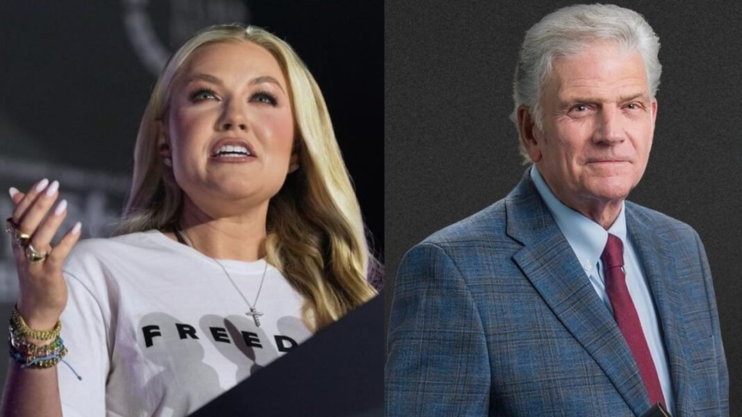 Erika Kirk lendo a Bíblia em um evento público com outros líderes cristãos.