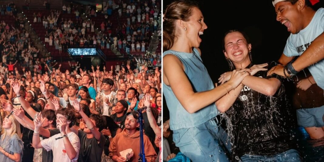 Jovens universitários participando de um culto evangelístico e batismos em campus nos EUA.