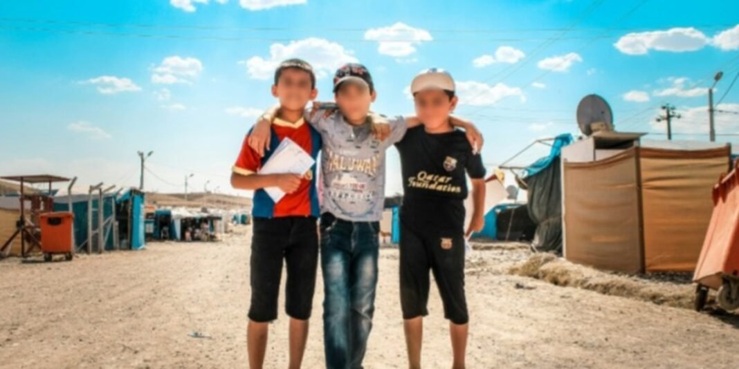 Missionária distribuindo material evangelístico para crianças em campo de refugiados no Oriente Médio.