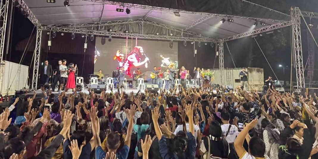 Evangelistas interagindo com a comunidade local em uma província da Tailândia