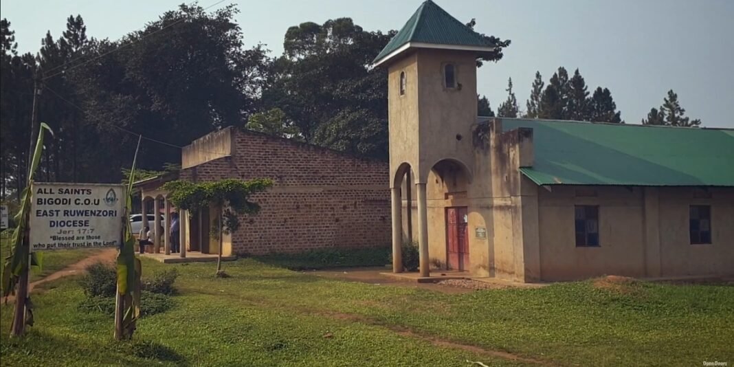 Mulher em choque aponta para corpo em estrada escura em Uganda após ataque violento.