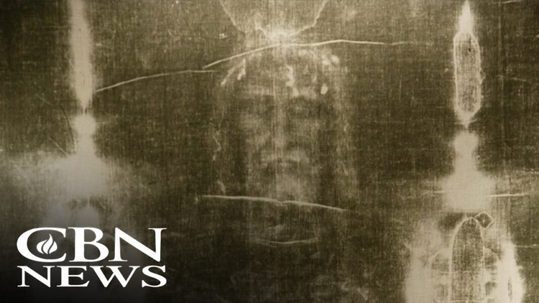 Estudioso Jeremiah J. Johnston inspeciona artefato antigo com inscrições