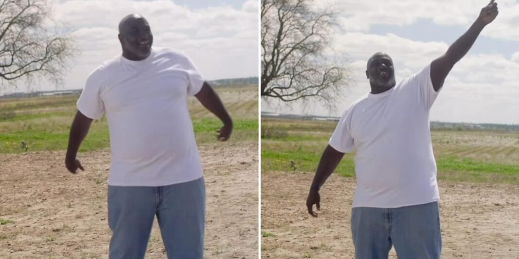 Ex-gângster lendo a Bíblia em sua cela de prisão, encontrando paz espiritual.