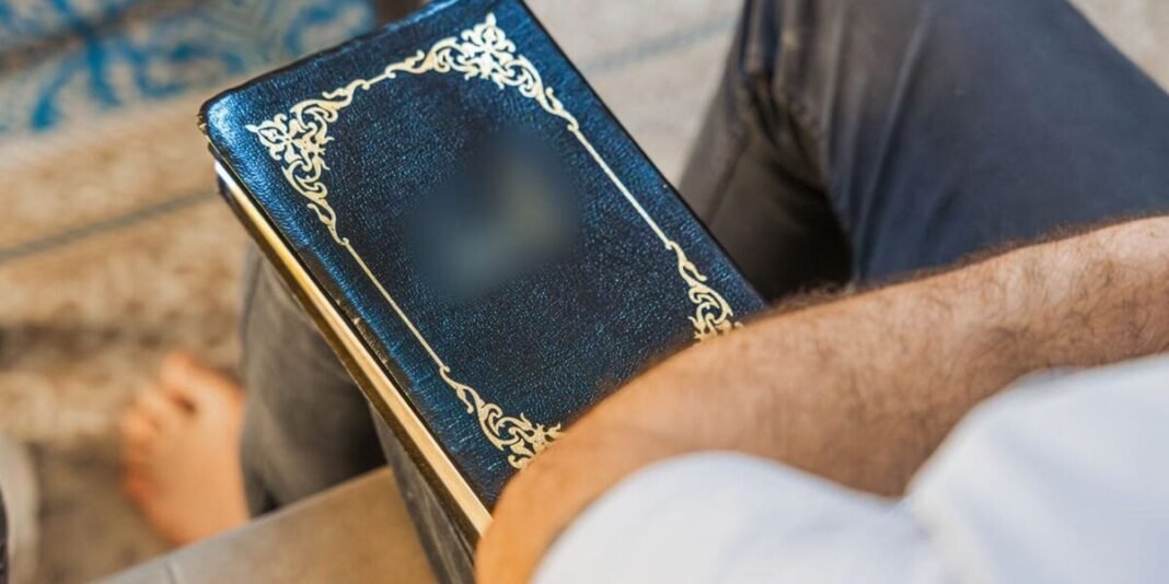 Ex-soldado do Oriente Médio lendo a Bíblia em ambiente simples