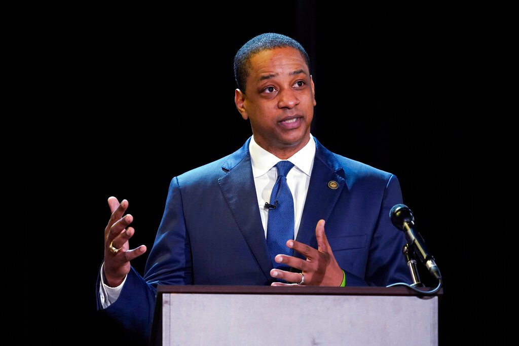 Residência em Annandale, Virgínia, cercada por viaturas policiais após incidente trágico.