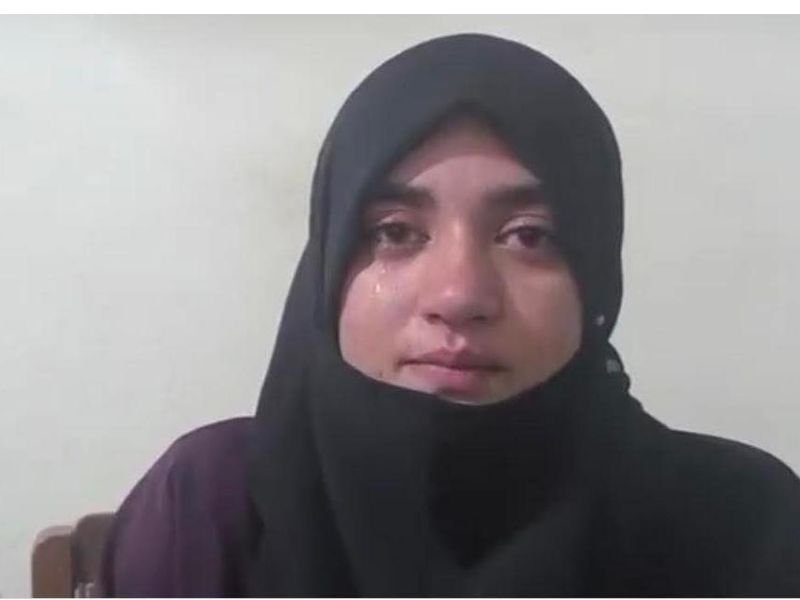 Família cristã paquistanesa em fuga, com semblantes de medo e preocupação.