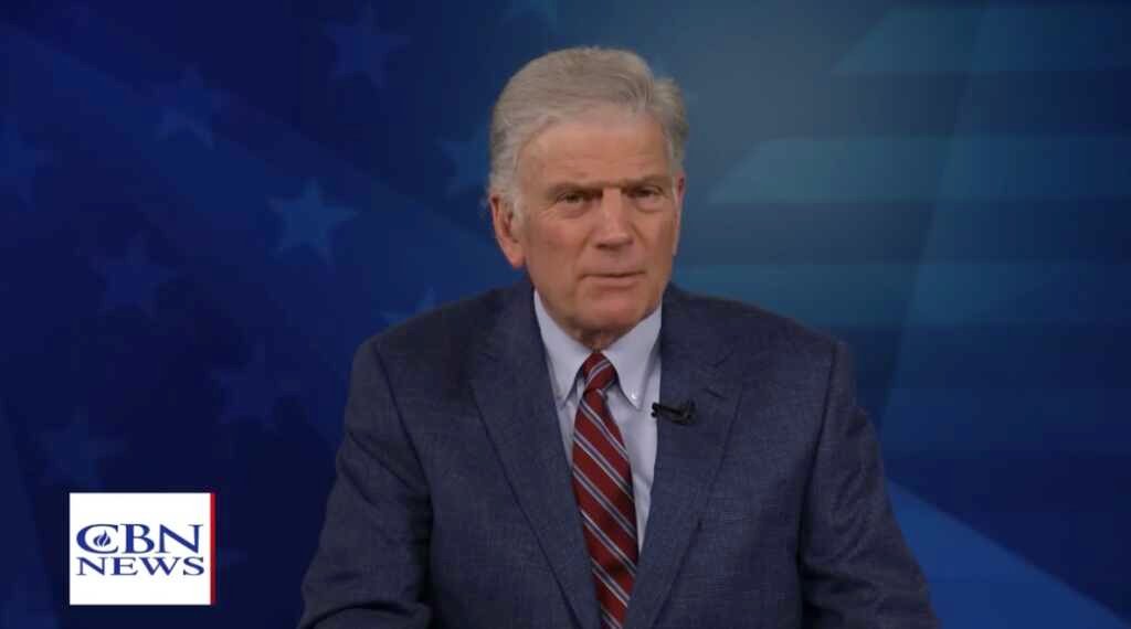 Reverendo Franklin Graham discursando em um púlpito com expressão séria.