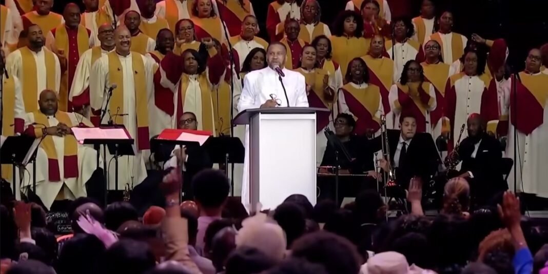 Famílias sorrindo em frente à Alfred Street Baptist Church após receberem ajuda financeira para evitar despejo.