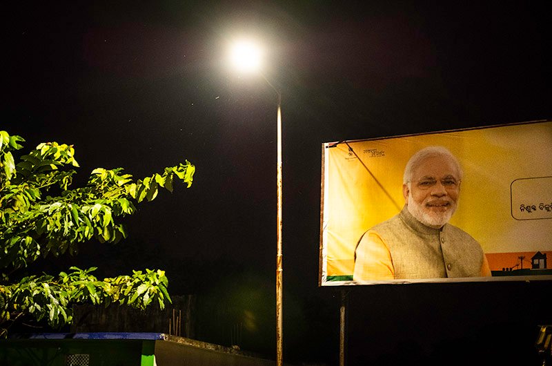 Manifestantes indianos protestam em frente a prédio governamental contra restrições a ONGs