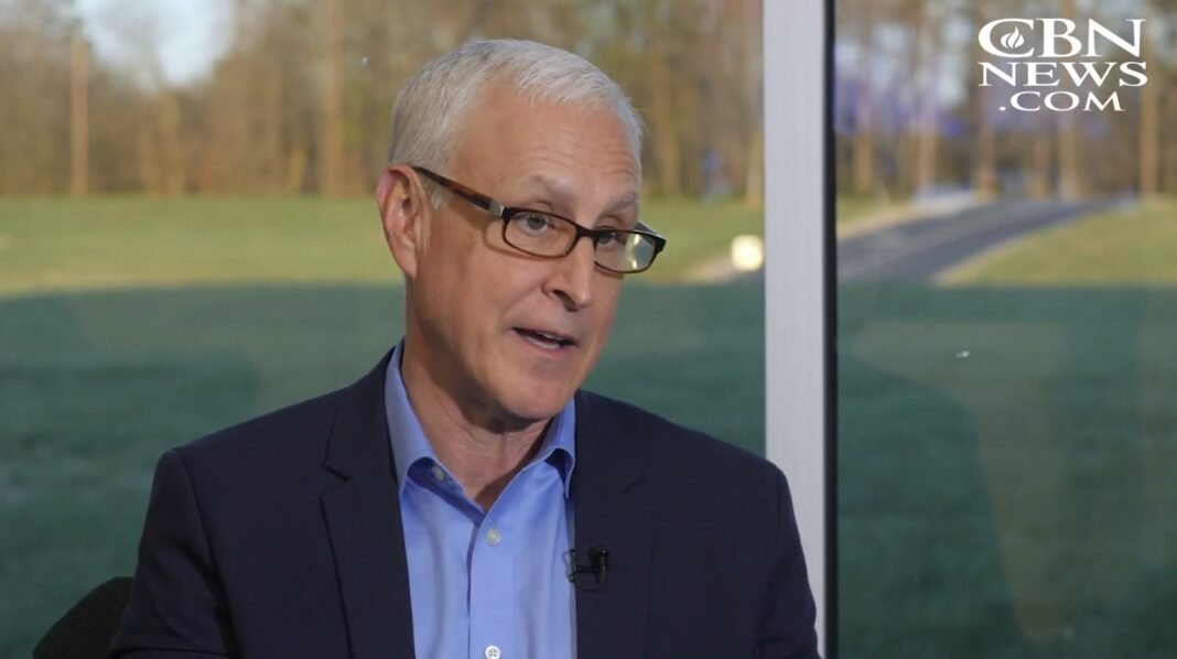 Investigador de casos arquivados J. Warner Wallace falando em uma conferência sobre evidências da ressurreição de Cristo.