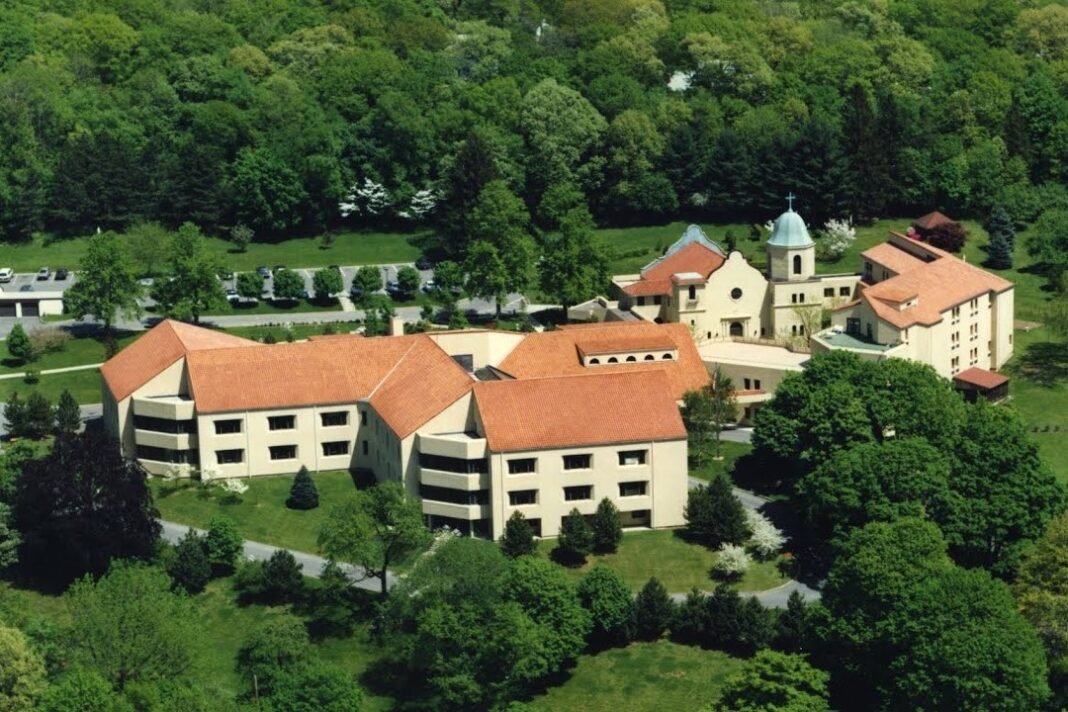 Freiras em frente a instituição de cuidados paliativos em Nova York contestando lei de identidade de gênero.