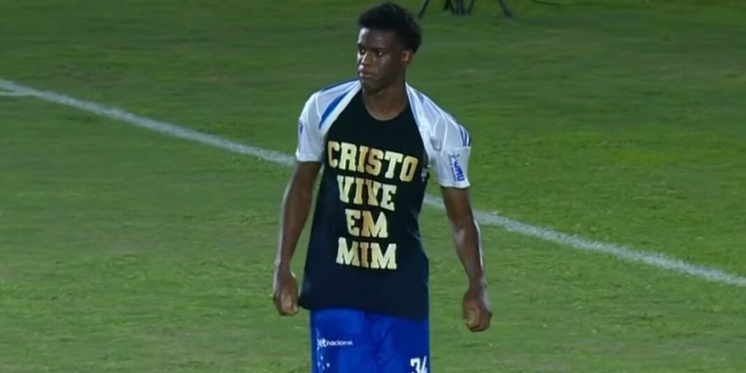Jogador do Cruzeiro exibe camiseta com mensagem de fé após marcar gol
