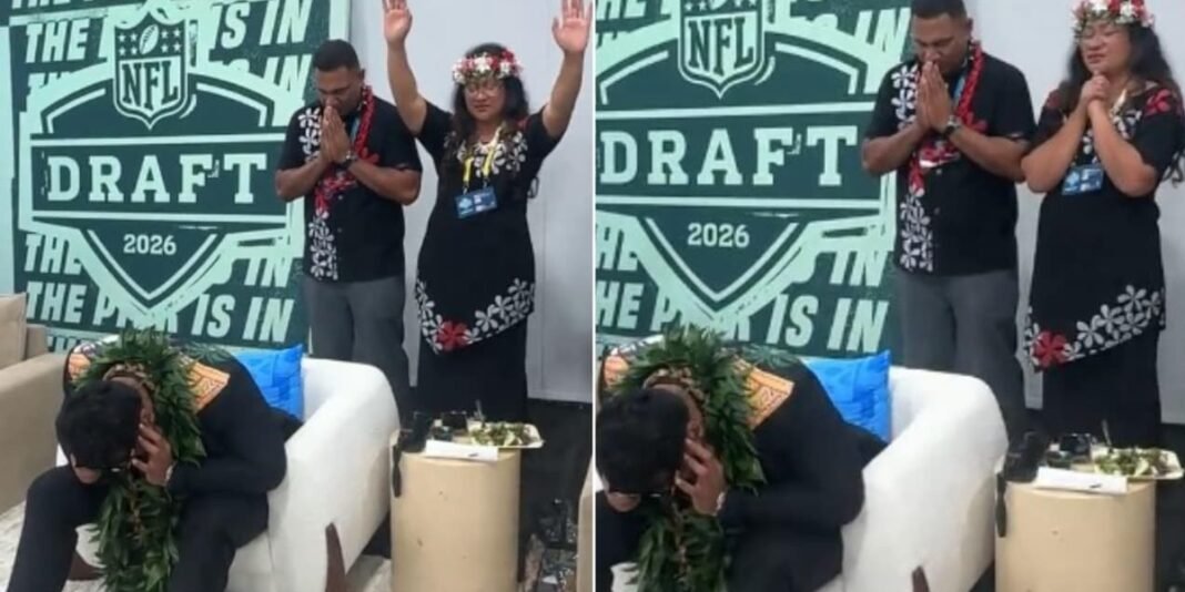 Jogador de futebol americano recebe ligação do New York Giants enquanto seus pais oram ao fundo