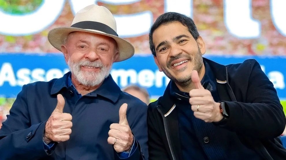 Jorge Messias em corredor do Senado Federal aguardando sabatina para o STF