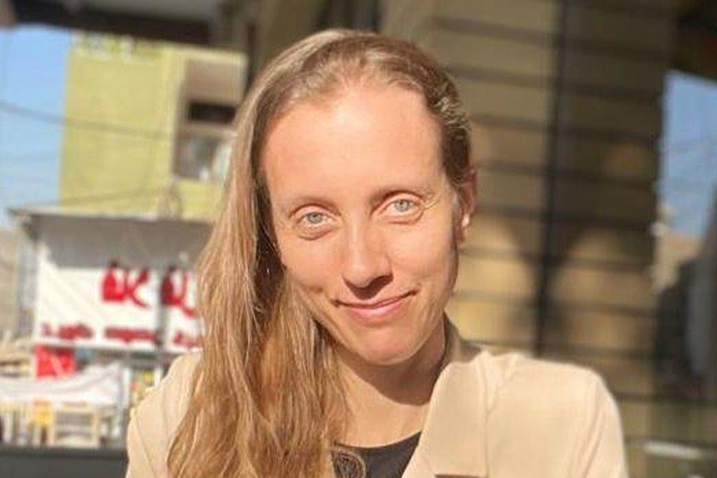 Jornalista americana Shelly Kittleson sendo escoltada após libertação em Bagdá.