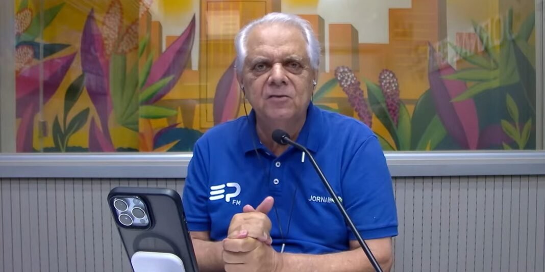 Estúdio de rádio com microfone em destaque