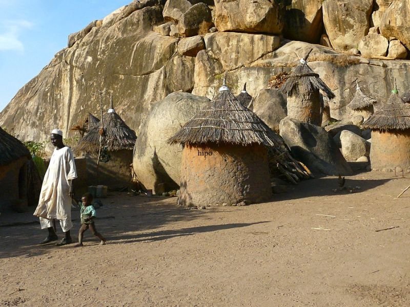 Jovem etíope Zamzam Addaamaa em um local escuro e simples, refletindo sua situação de perseguição.