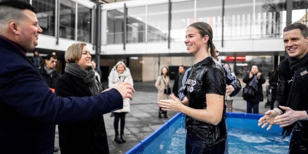 Jovem mulher caucasiana com expressão serena em ambiente natural, representando paz e esperança.