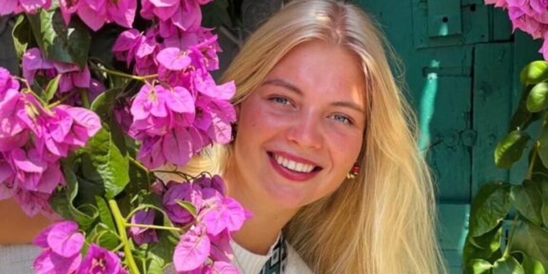 Jovem holandesa com semblante de paz e esperança ao pôr do sol