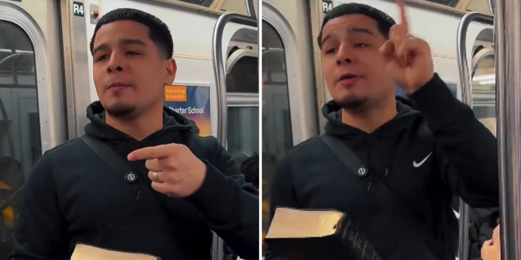 Jovem pregando com Bíblia em mãos dentro de um vagão de metrô