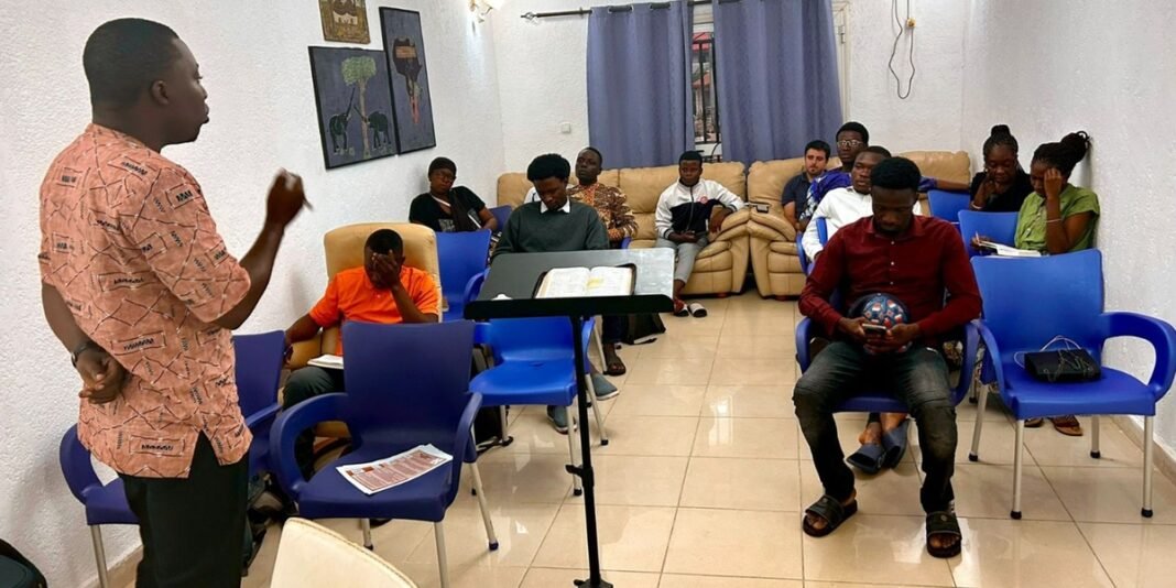 Jovens líderes cristãos Christian e Jacques engajados com a comunidade em missão na Guiné